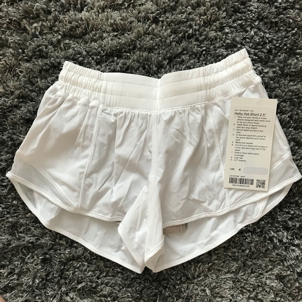NWT Lululemon Hotty Hot Short 2.5" Size 4